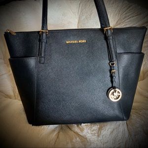 🛫Michael Kors Jet-Set Saffiano 17”